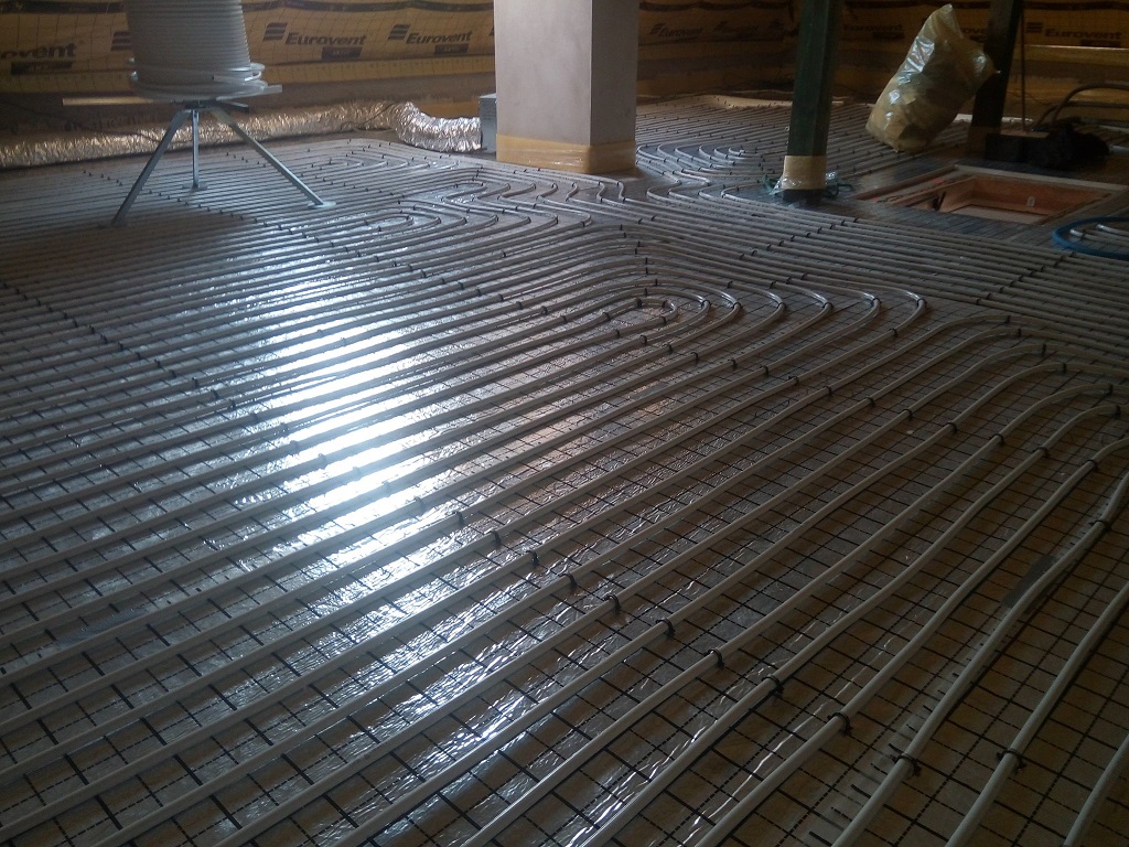 Ogrzewanie podłogowe oraz instalacja wodna w Mircu.