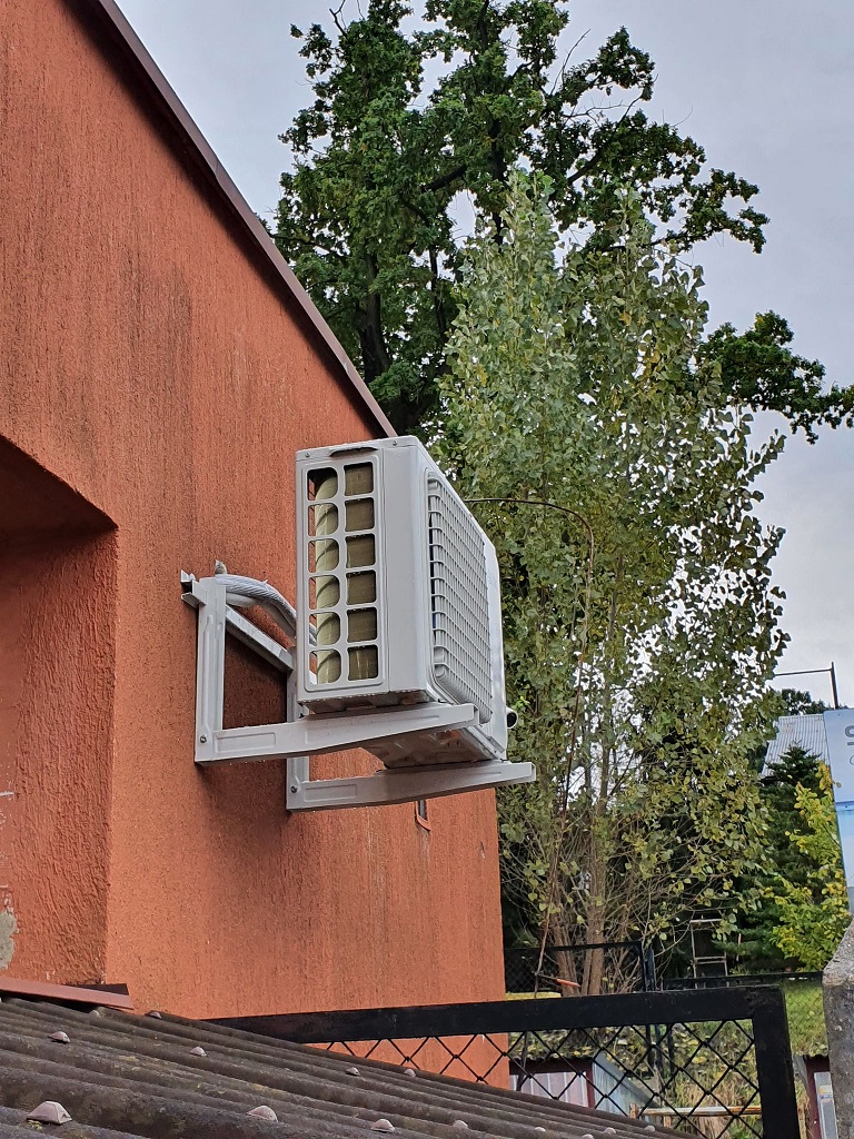 Klimatyzator AUX z funkcją ogrzewania w pomieszczeniu biurowym w Starachowicach