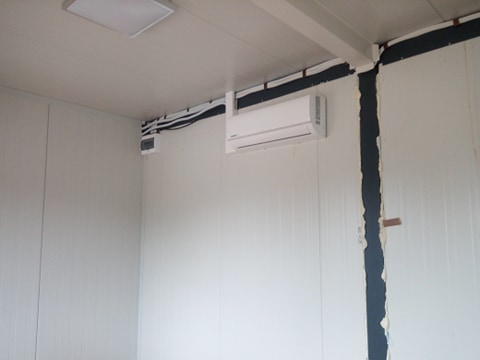 Dwa klimatyzatory KAISAI zamontowane w domkach holenderskich.