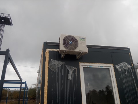 Dwa klimatyzatory KAISAI zamontowane w domkach holenderskich.