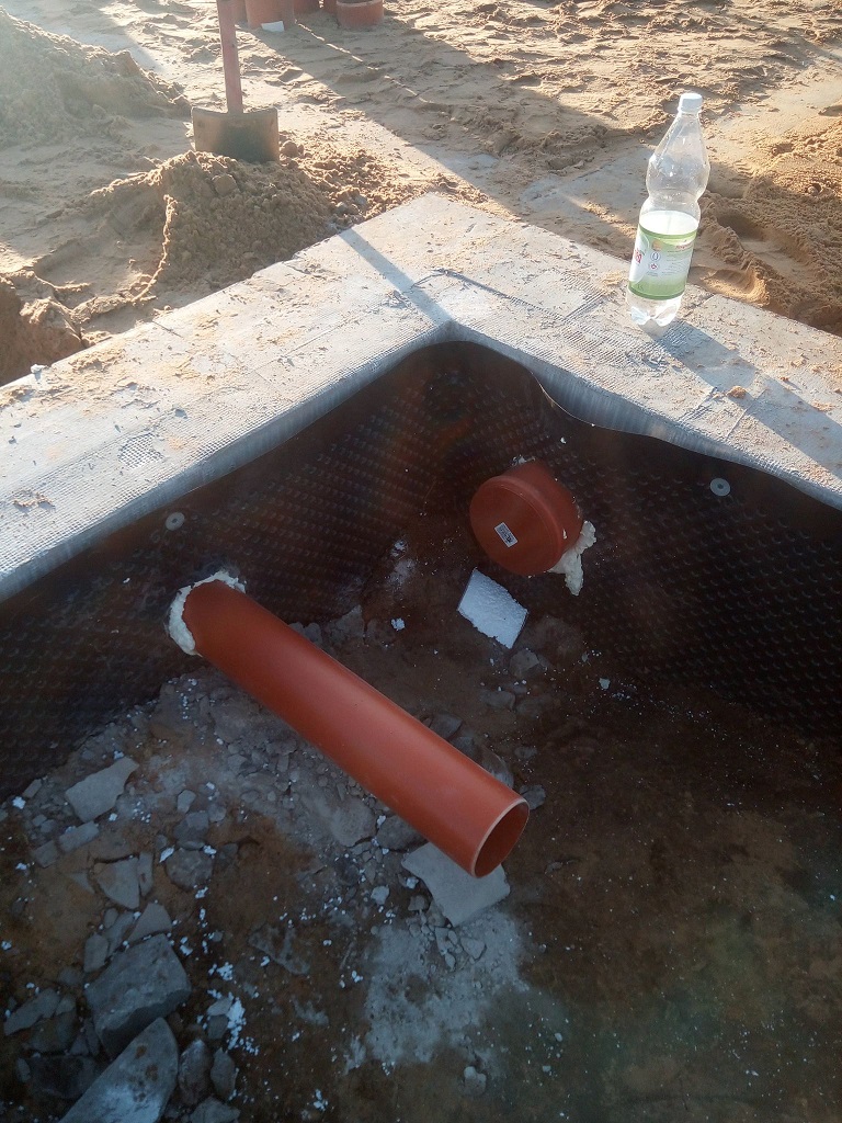 Rozłożenie rur kanalizacyjnych pod chudziakiem oraz napowietrzenie do kominka w Starachowicach.