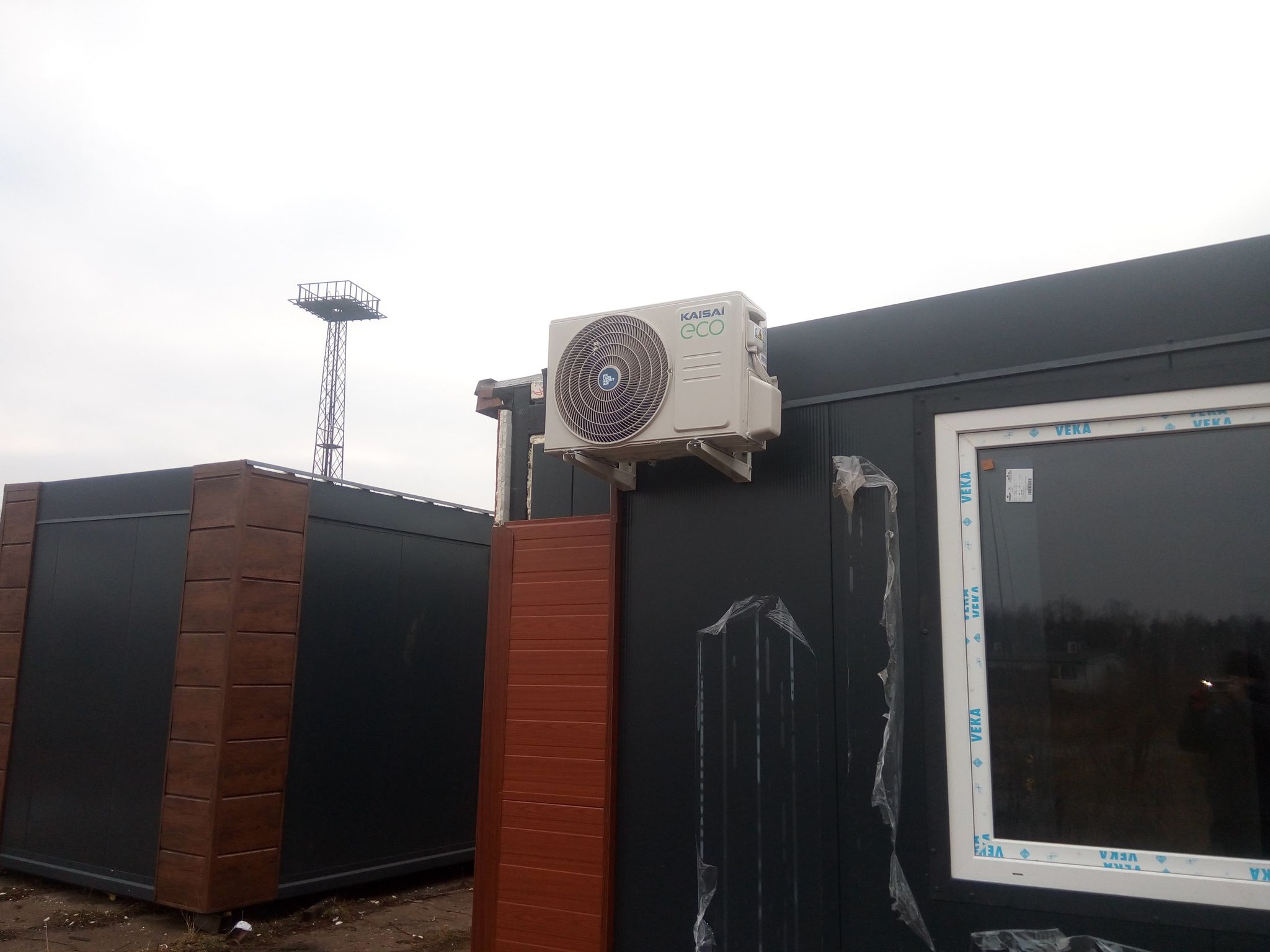 Dwa klimatyzatory KAISAI zamontowane w domkach holenderskich