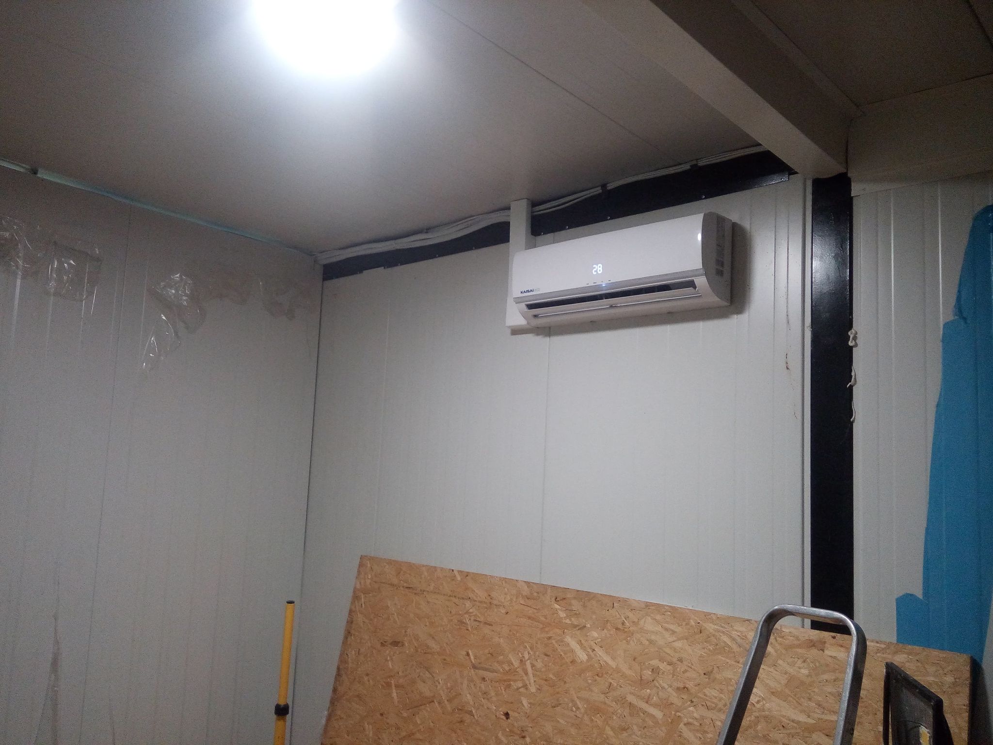 Dwa klimatyzatory KAISAI zamontowane w domkach holenderskich