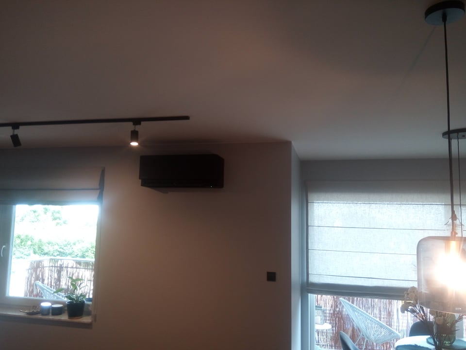 Klimatyzator DAIKIN 3,5 kw zamontowany w bloku na Lutosławskiego.