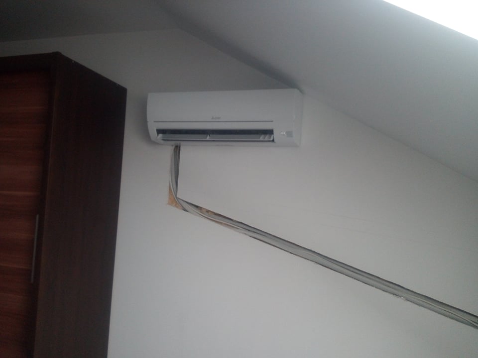 Klimatyzator Mitsubishi zamontowany w bloku w Starachowicach