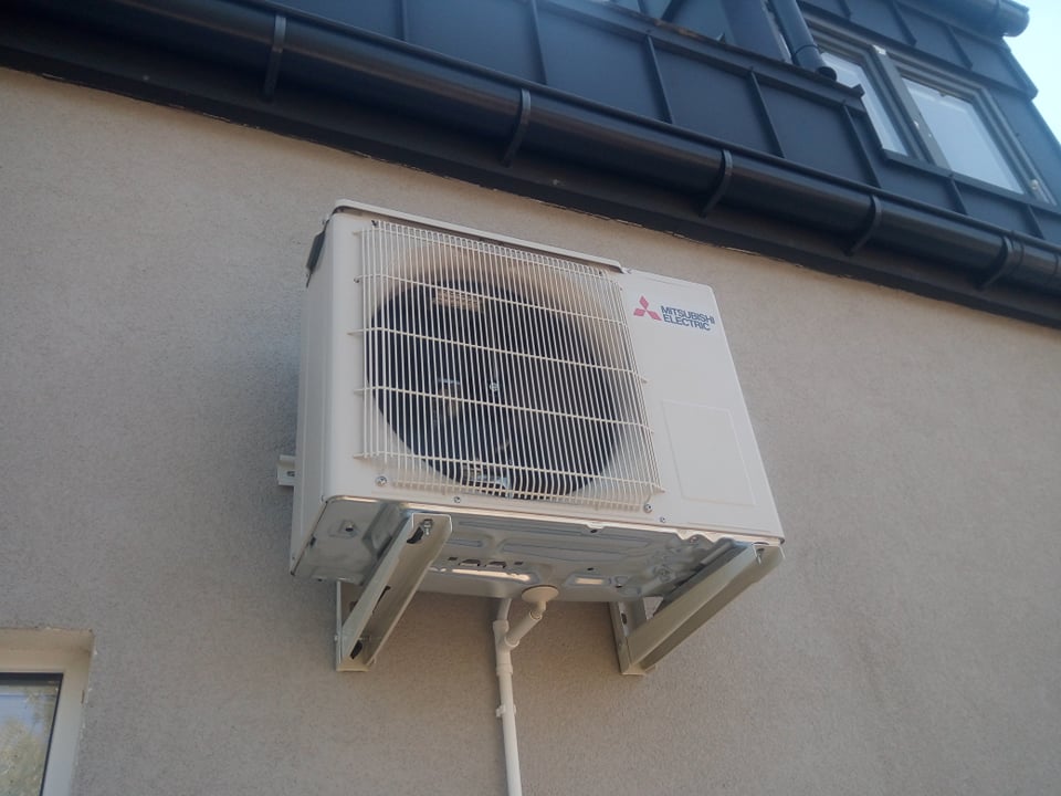 Klimatyzator Mitsubishi zamontowany w bloku w Starachowicach