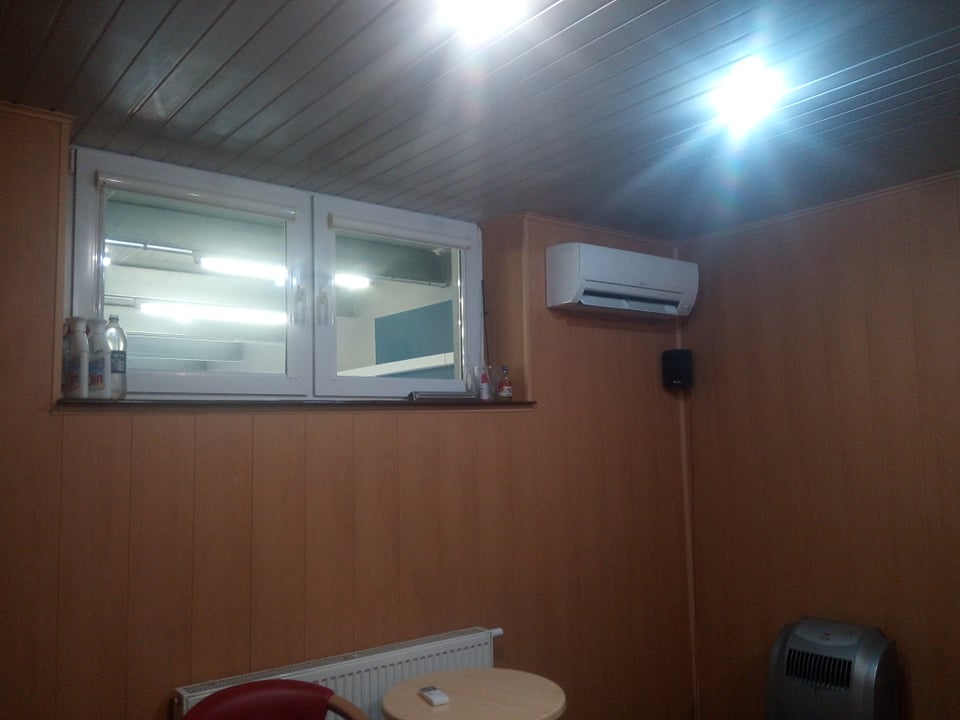 Klimatyzator Mitsubishi zamontowany w pomieszczeniu biurowym w salonie meblowym w Starachowicach.