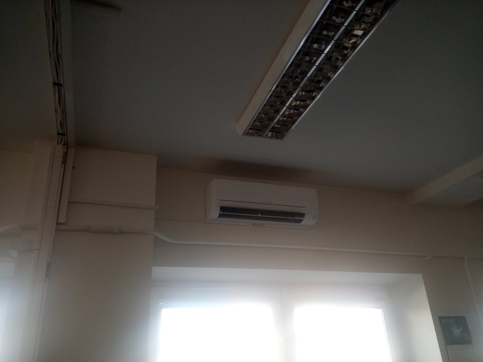 2 klimatyzatory Mitsubishi zamontowane w pomieszczeniach biurowych w Starachowicach.