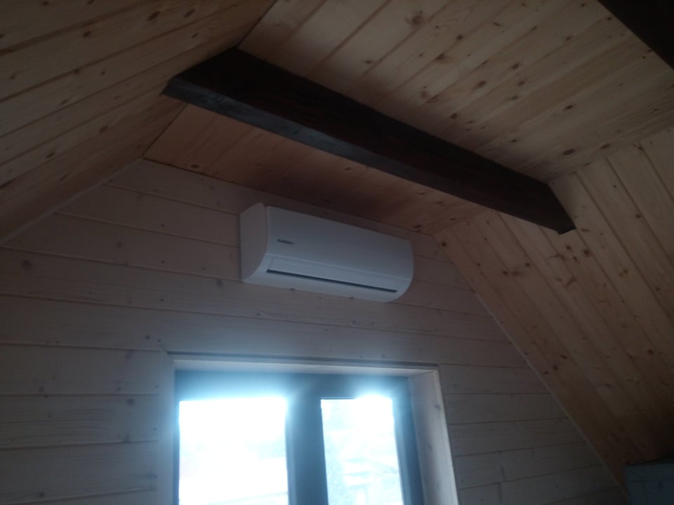 Dwa klimatyzatory KAISAI zamontowane w domu w Polanach.