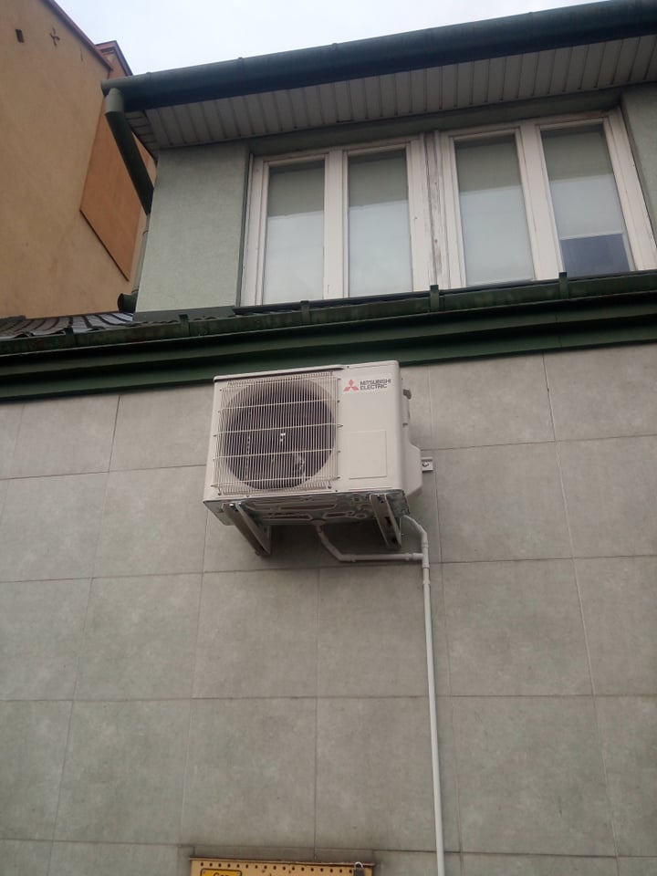 2 klimatyzatory Mitsubishi zamontowane w lokalu gastronomicznym w Starachowicach.